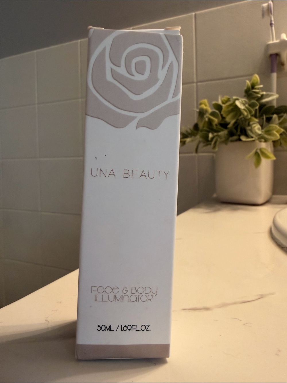 Una Beauty Face & Body Illuminator - Warm Beige